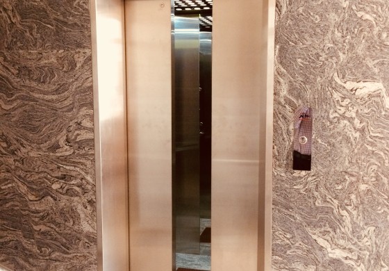 Hình thang máy và hành lang